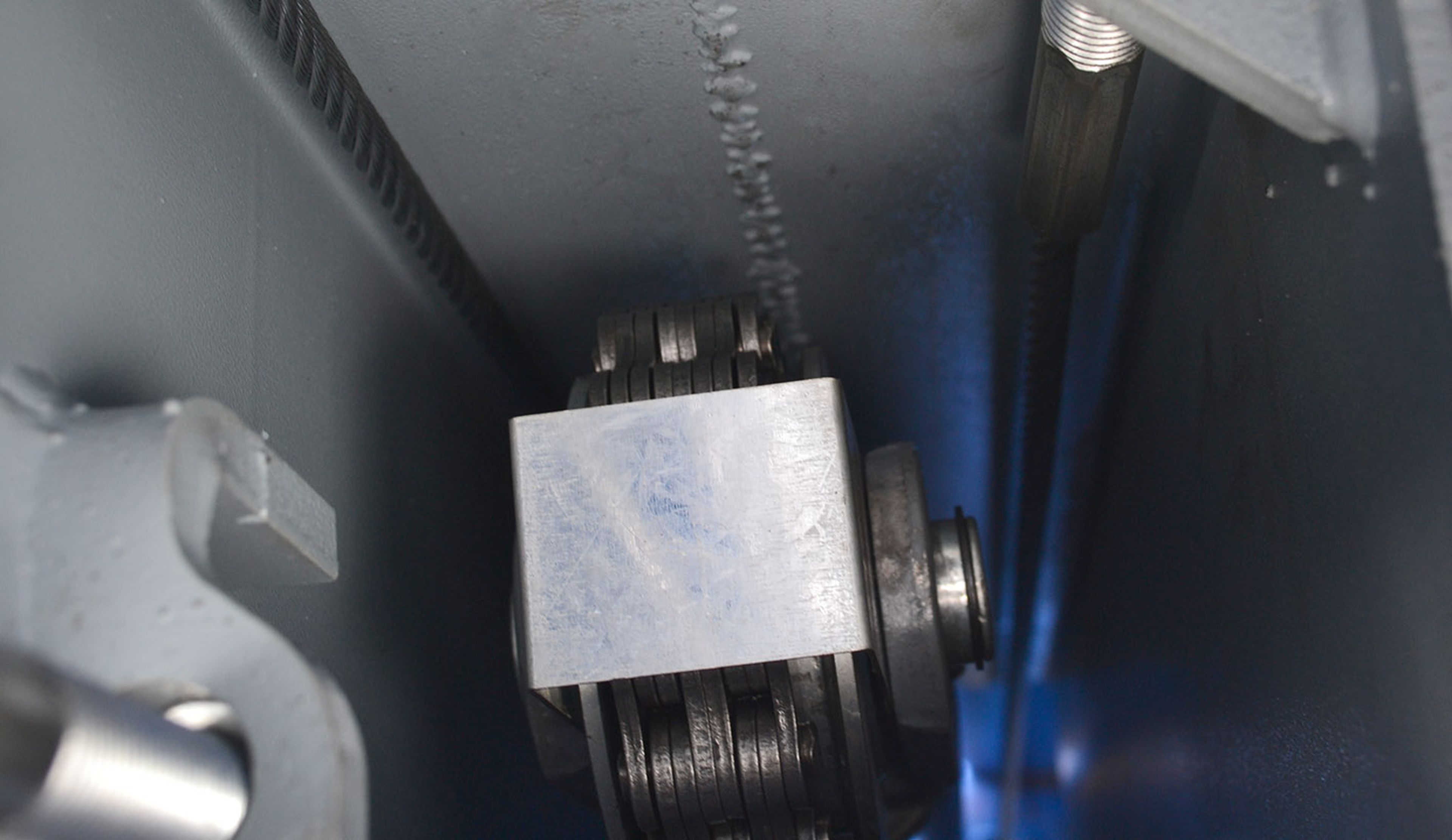 HBM Sollevatore idraulico professionale a 2 colonne da 4 tonnellate con sblocco elettronico Image 9