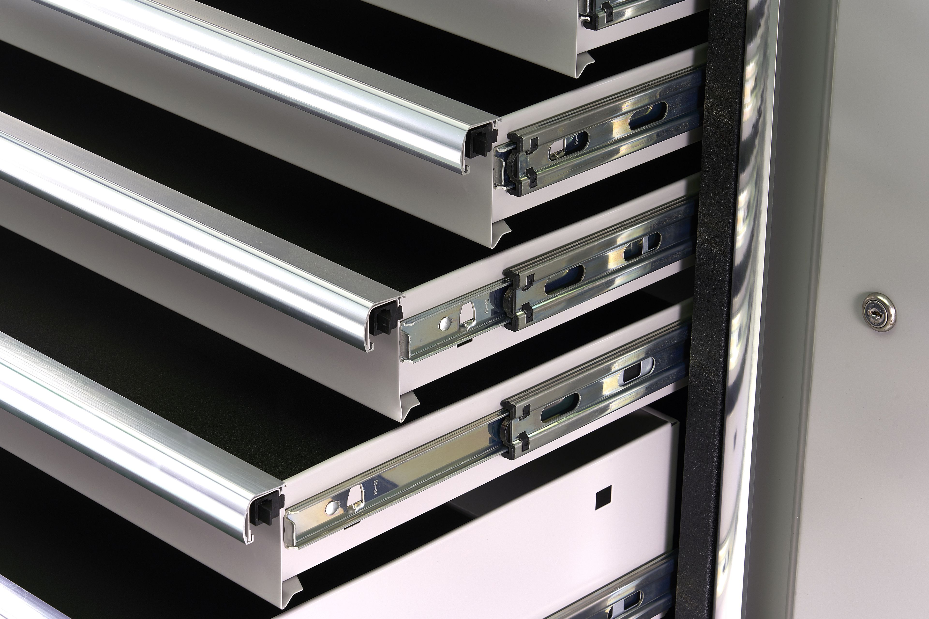 HBM werkbank 136 cm verrijdbaar met 7 laden, deur en kastenwand, inclusief accessoires, grijs Image 7