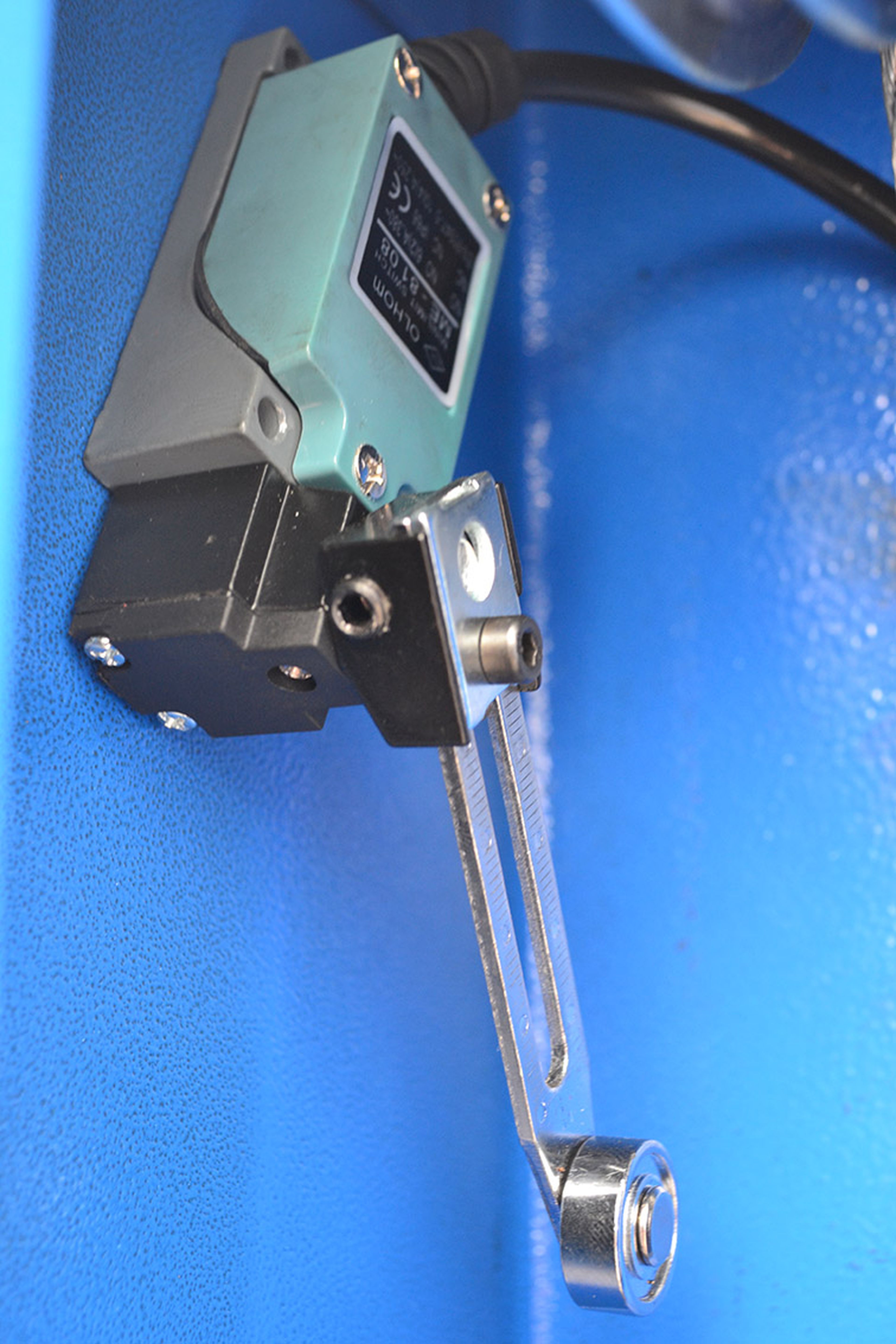 HBM Sollevatore idraulico professionale a 2 colonne da 4 tonnellate con sblocco elettronico Image 8